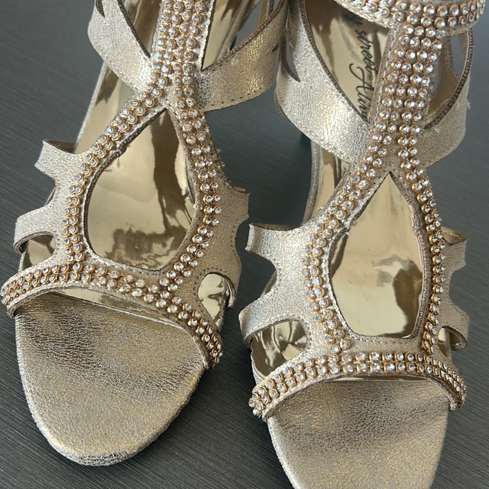 Sandals gold heels Easy street. formal wear. stone embellishment. size 7. NWOT - Picture 13 of 14
